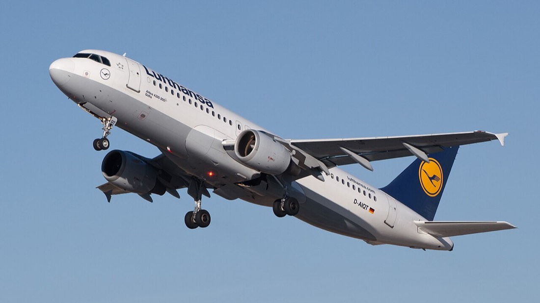 Avión Airbus A320 despegando