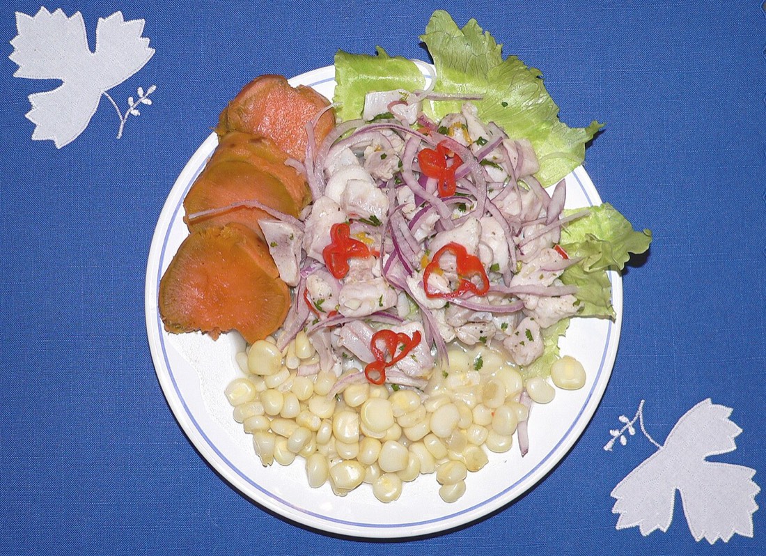 Ceviche peruano con camote y choclo