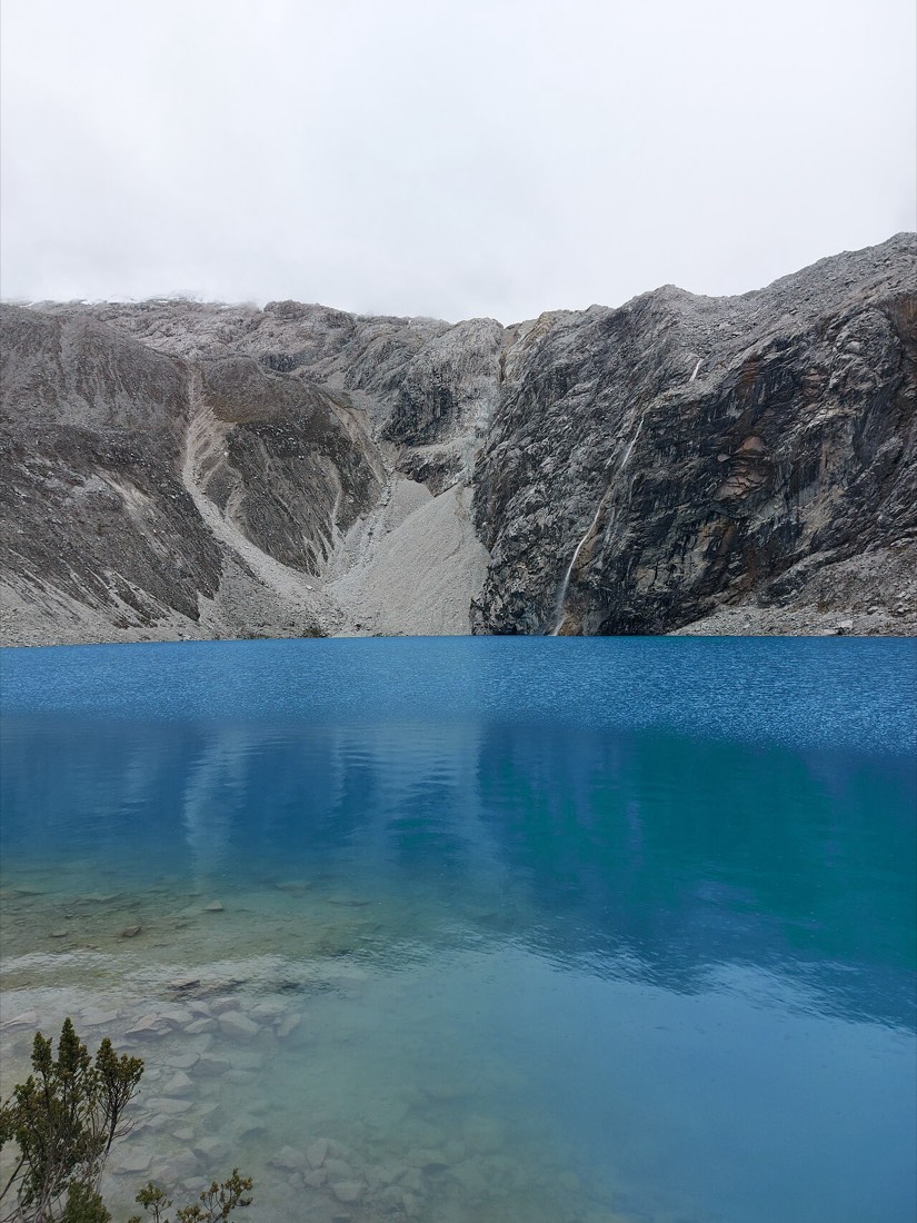 Laguna turquesa en la Cordillera Blanca, Huaraz