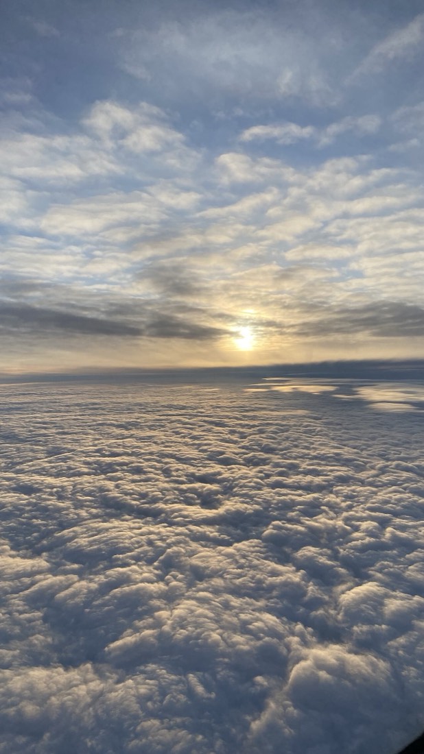 Vista de nubes desde la ventana de un avión